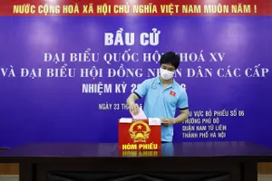 Công Phượng cùng các đồng đội làm nghĩa vụ công dân, đi bầu cử vào sáng 23-5. Ảnh: MINH HOÀNG