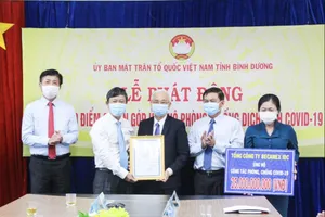 Đồng chí Võ Văn Minh Chủ tịch HĐND tỉnh trao bảng tấm lòng vàng nhân đạo cho đại diện Tổng Công ty Becamex IDC