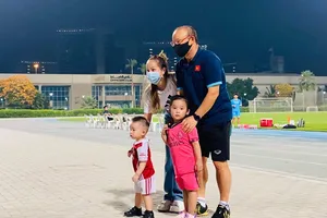 Thầy Park với các CĐV nhí. Ảnh: TÂY SƠN 