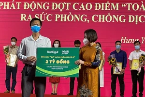 Đại diện Qũy Phát triển Tài năng Việt của Ông Bầu trao tặng 2 tỷ đồng cho Qũy Phòng chống dịch Covid-19 tỉnh Hưng Yên