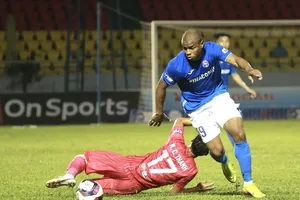 Sài Gòn FC (áo đỏ) đang đứng trước nguy cơ xuống hạng ở LS V-League 2021