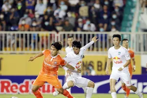 Tiến Anh trong lần chạm trán với Công Phượng mới đây ở LS V-League 2021. Ảnh: Anh Khoa