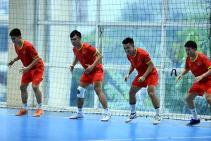 Đội tuyển futsal Việt Nam trên sân tập chiều 8-12