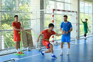 HLV Miguel Ledesma Carrasco đang hướng dẫn Quốc Nam trong bài tập thể lực