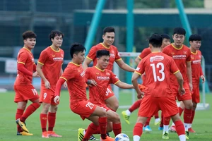 Đội tuyển Việt Nam sẽ thi đấu cùng "đàn em" U22 Việt Nam vào chiều 19-8