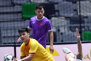 Thủ môn Hồ Văn Ý có trận đấu vất vả trước đối thủ mạnh như Tây Ban Nha