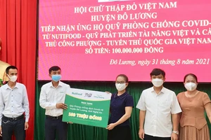 Hội Chữ thập đỏ Huyện Đô Lương nhận ủng hộ Quỹ phòng chống Covid-19 từ đại diện NutiFood, Quỹ phát triển tài năng Việt và cầu thủ Công Phượng