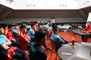 Trưởng đoàn Trần Anh Tú trò chuyện với toàn đội hôm 15-9