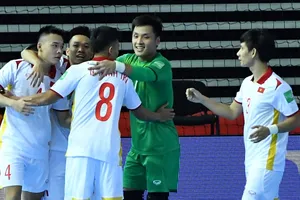 Thủ môn Hồ Văn Ý cùng các đồng đội vượt qua Panama 3-2 để mở hy vọng tranh vé đi tiếp