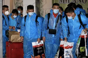 Các cầu thủ làm thủ tục nhận phòng tại khách sạn Milano (Quận 7, TPHCM). Ảnh: DŨNG PHƯƠNG