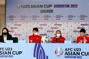 Ông Park và thủ môn Văn Toản tại buổi họp báo