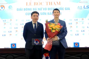 Ông Lê Hoài Anh trao tặng hoa đến ông Bùi Đình Tế, Chủ tịch HĐTV Công ty Thái Sơn Bắc