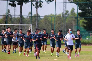HLV Huỳnh Kesley Alves cùng chạy khởi động với các cầu thủ Becamex Bình Dương
