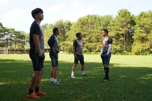 Ông Kim Tae Min (bìa trái) khi còn làm trợ lý HLV Kiatisak