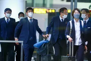 HLV Moriyasu cùng 3 cầu thủ có mặt trong nhóm 2 sang Hà Nội tối 7-11