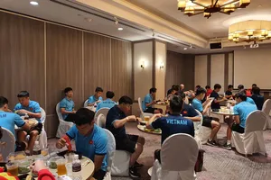 Do tình hình dịch Covid-19 nên BTC đã không bố trí ăn buffet mà thức ăn được dưa lên bàn ăn. Đội tuyển Vệt Nam đã cho 3 cầu thủ/bàn ăn để tạo sự thoải mái