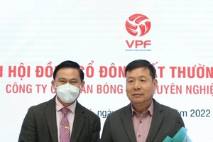 Chủ tịch VPF Trần Anh Tú tặng hoa chúc mừng ông Bùi Xuân Hòa