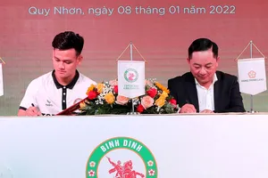 Hồ Tấn Tài ký hợp đồng "bom tấn" cùng lãnh đạo CLB Bình Định. Ảnh: DŨNG PHƯƠNG