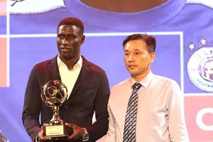 Ông Võ Minh Trí trao giải Cầu thủ nước ngoài xuất sắc tại Gala năm 2019