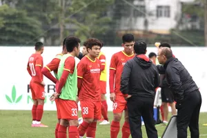 Thầy trò đội tuyển trên sân tập ngày 17-1