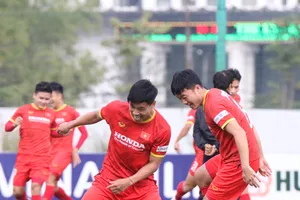 Các tuyển thủ thoải mái tâm lý trên sân tập chiều 19-1