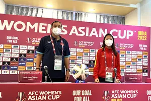 HLV Mai Đức Chung và thủ quân Huỳnh Như tại buổi họp báo. Ảnh: ĐOÀN NHẬT