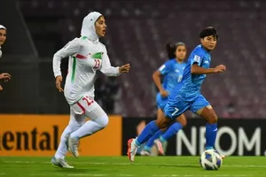 Đội nữ Ấn Độ trong trận hoà Iran hôm ra quân