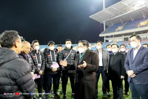 Thủ tướng Phạm Minh Chính chúc mừng thầy trò đội tuyển Việt Nam ngay sau trận thắng đội tuyển Trung Quốc tối 1-2