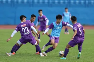 Các cầu thủ U23 Việt Nam ra sân tập luyện ngay ngày đầu vào Bình Dương. Ảnh: DŨNG PHƯƠNG