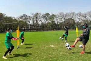 Trợ lý HLV Kim Hồng trong bài tập cùng với các thủ môn