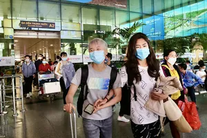 Thanh Nhã và Hải Yến tại sân bay Tân Sơn Nhất. Ảnh: DŨNG PHƯƠNG 