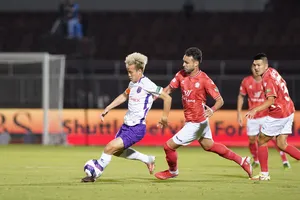 Văn Vũ nỗ lực đi bóng trước sự đeo bám của hậu vệ CLB TPHCM. Ảnh: DŨNG PHƯƠNG