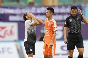 Sự nuối tiếc của Khánh Hòa khi để thua ngược trước Phù Đổng trên sân nhà. Ảnh: DŨNG PHƯƠNG