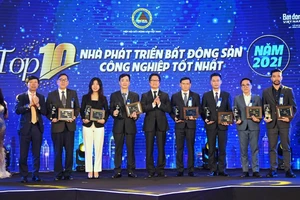 Đại diện lãnh đạo Becamex IDC cùng lãnh đạo các đơn vị nhận danh hiệu TOP10 nhà phát triển bất động sản công nghiệp tốt nhất năm 2021