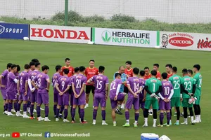 Thầy trò ông Park trong buổi tập đầu tiên vào chiều 15-3