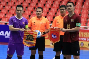 Thủ quân hai đội trao cờ lưu niệm trước trận đấu