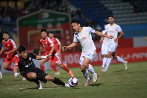 Hùng Dũng trong pha uy hiếp khung thành đội chủ nhà. Ảnh: MINH HOÀNG