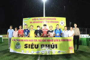 Ban tổ chức trao tặng kỷ niệm chương đến các đội dự giải