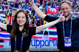 Trưởng đoàn các đội tuyển Thái Lan Nuanphan Lamsan và HLV Polking