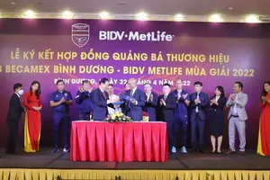 Lãnh đạo Công ty TNHH Bảo hiểm nhân thọ BIDV MetLife và CLB Becamex Bình Dương tại lễ ký hợp đồng