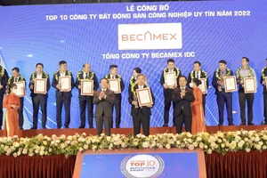 Ông Nguyễn Văn Thanh Huy, Phó Tổng Giám đốc Tổng công ty Becamex IDC nhập giấy chứng nhận từ Ban Tổ chức Lễ công bố Top 10 công ty bất động sản công nghiệp uy tín năm 2022