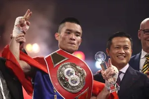 Tay đấm Đinh Hồng Quân đăng quang vào đêm 23-4