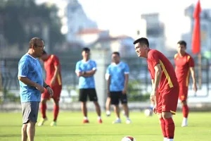 Ông Park trao đổi cùng với Tiến Linh trên sân tập chiều 4-5. Ảnh: MINH HOÀNG