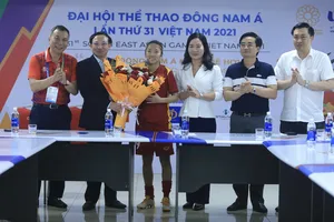 Thủ quân Huỳnh Như đại diện đội tuyển nữ Việt Nam nhận hoa chúc mừng từ ông Nguyễn Xuân Ký - Ủy viên Trung ương Đảng, Bí thư tỉnh ủy Quảng Ninh