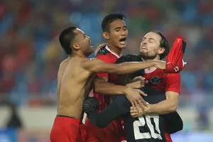 Niềm vui của cầu thủ Indonesia sau loạt sút luân lưu. Ảnh: DŨNG PHƯƠNG