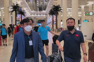 Ông Nguyễn Văn Tuấn – Bí thư thứ nhất Đại sứ quán Việt Nam tại UAE (trái) trực tiếp ra sân bay đón và hỗ trợ đội tuyển U23 Việt Nam