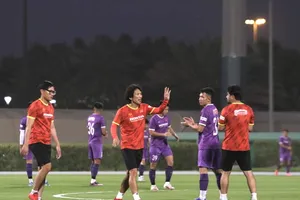 Thầy trò đội U23 Việt Nam trên sân tập tối 25-5