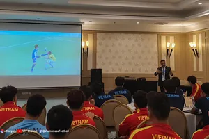 Đại diện AFC gặp gỡ và phổ biến những quy định tại giải với toàn đội vào chiều 30-5