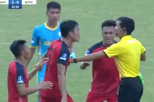 Anh Vũ thiếu kềm chế đã lao vào hành hung trọng tài