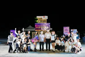  Ông Đỗ Văn Phùng – Giám đốc trung tâm hỗ trợ TNCN và LĐT tỉnh (giữa bên trái) và ông Nguyễn Minh Quân - Quản lý hệ thống rạp chiếu phim CGV bình dương (giữa bên phải) trao giải Nhất cho Nhóm Sailing 36 dance team